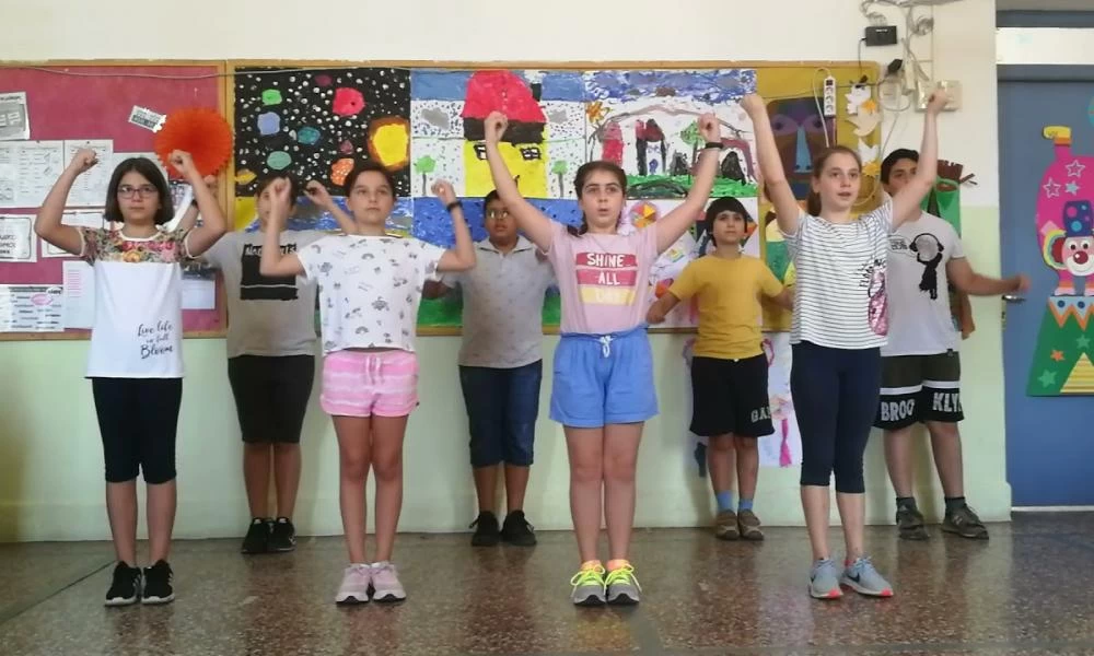 Μαθητές δημοτικού τραγουδούν στη νοηματική «Να αγαπάς»